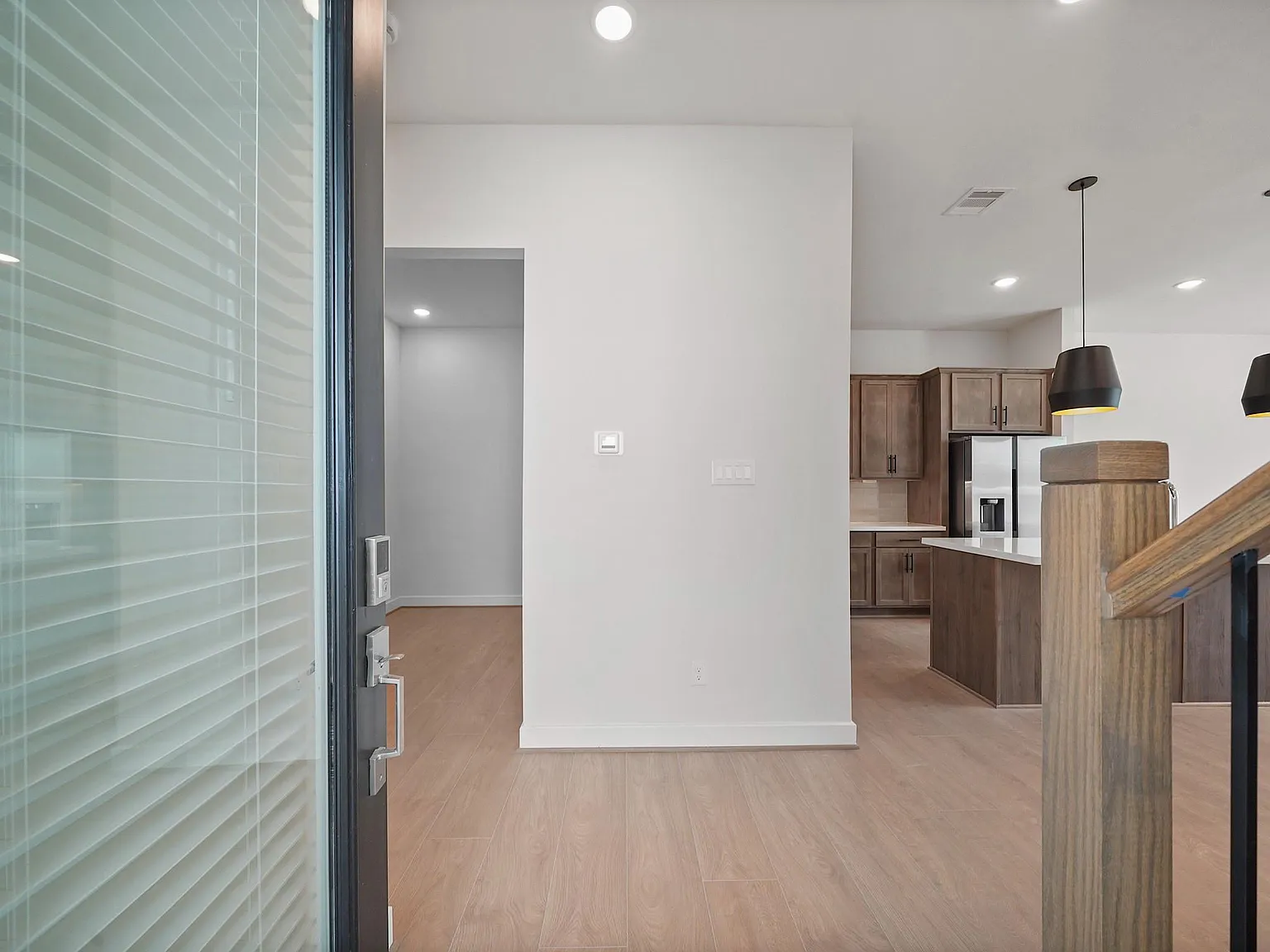 3 bed, 2.5 bath, 2007 sqft, $2,400 — Photo 4
