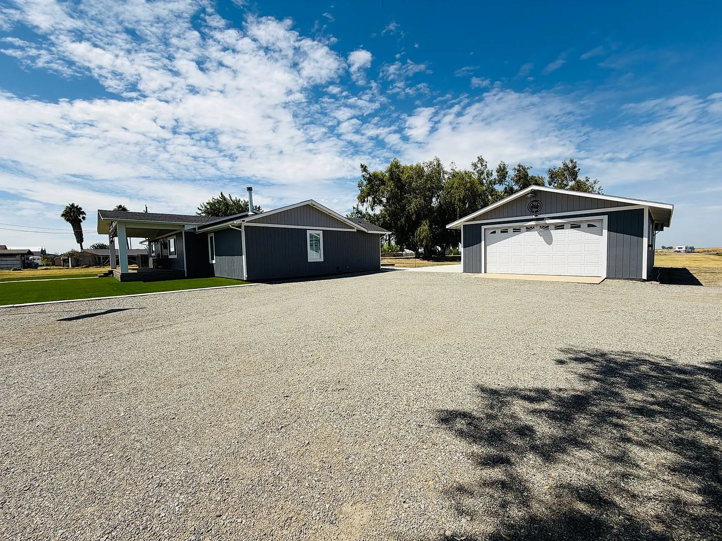 Beautiful Fully Furnished Remodeled Ranch Home on 1.84 Acres — Photo 4