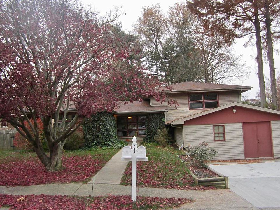 1st image of 204 S Pine Ln