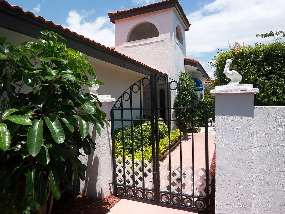 Picture Perfect Pool Home With a DEEDED DOCK