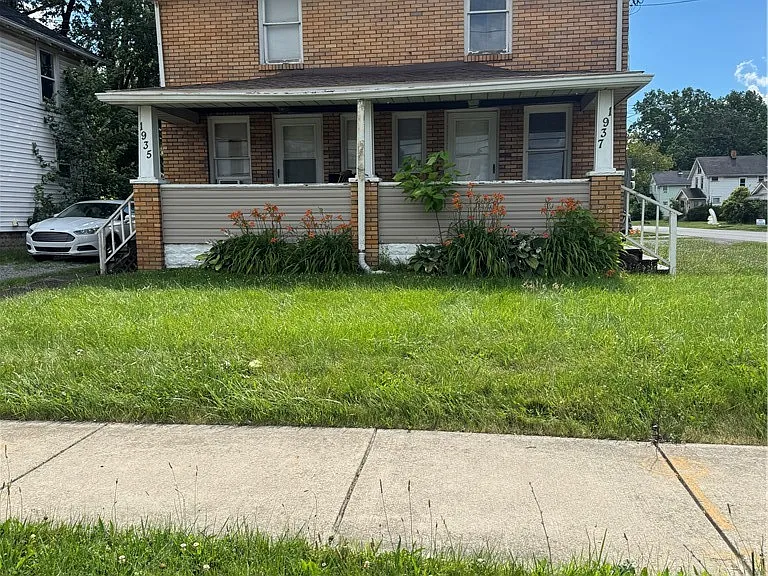 1937 Willard Ave SE — Photo 1