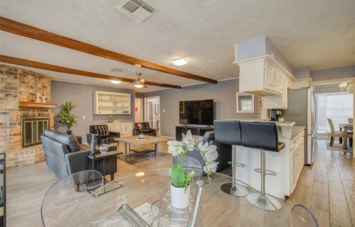 3 bed, 2256 sqft, $2,200 — Photo 3