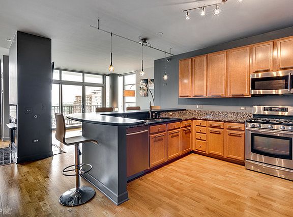 2nd image of 1600 S Prairie Ave #1303