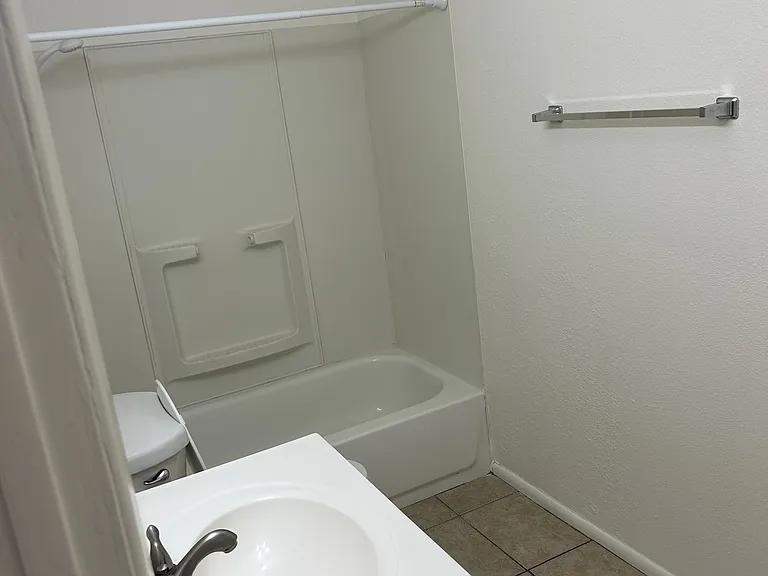 1315 W 5th St #4 — Photo 2