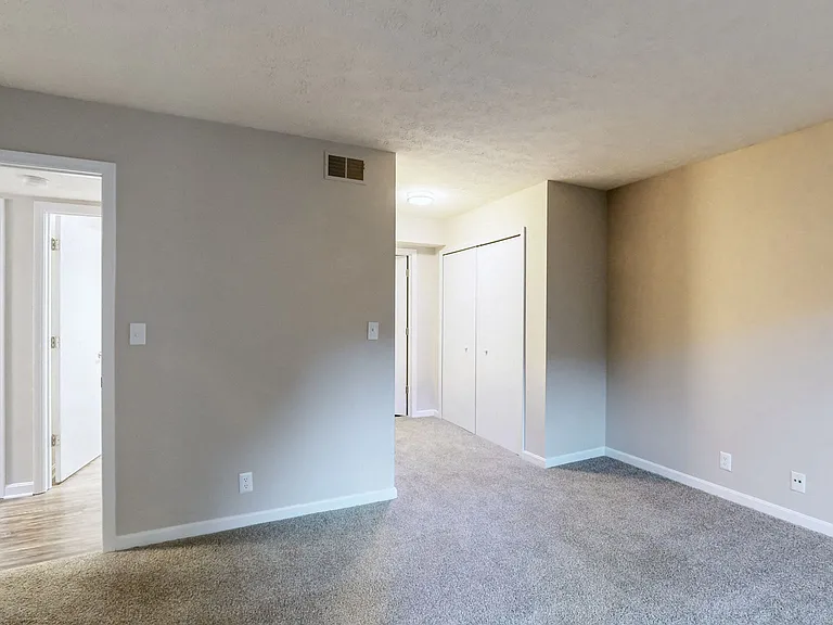 Hurstbourne Crossing Apartments — Photo 17