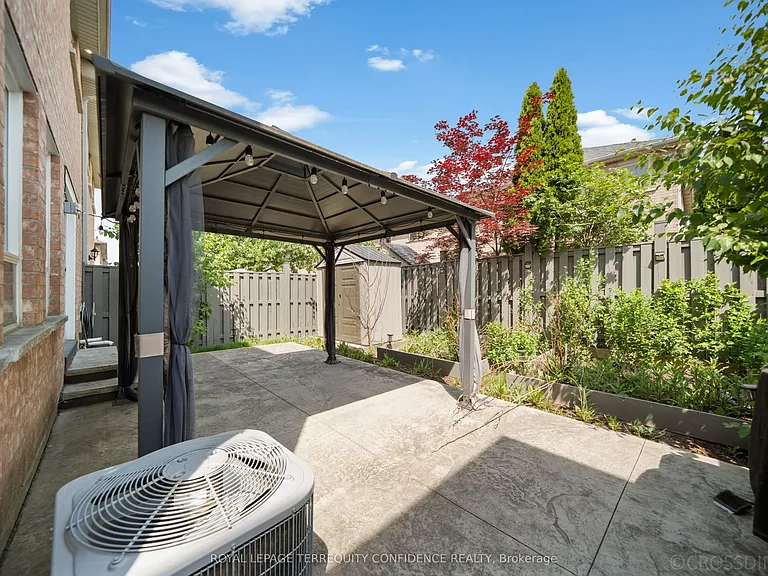 131 Laurelhurst Cres — Photo 33