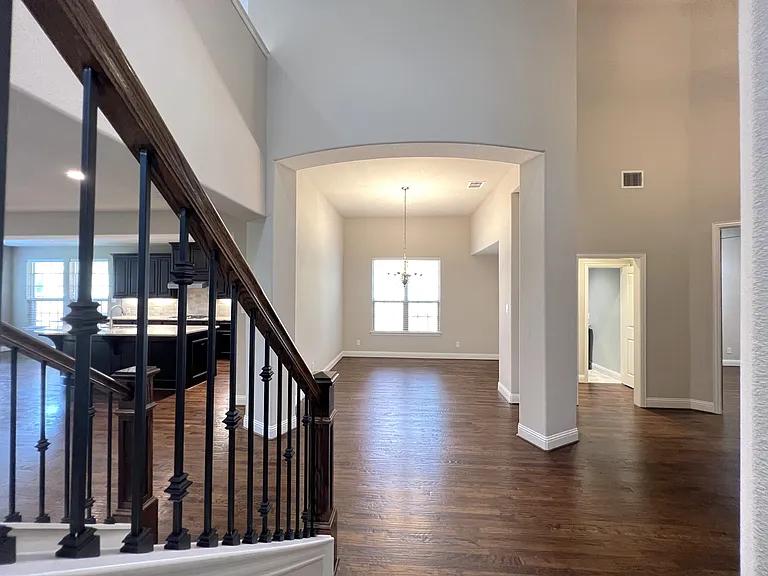 720 Raunald Dr — Photo 4