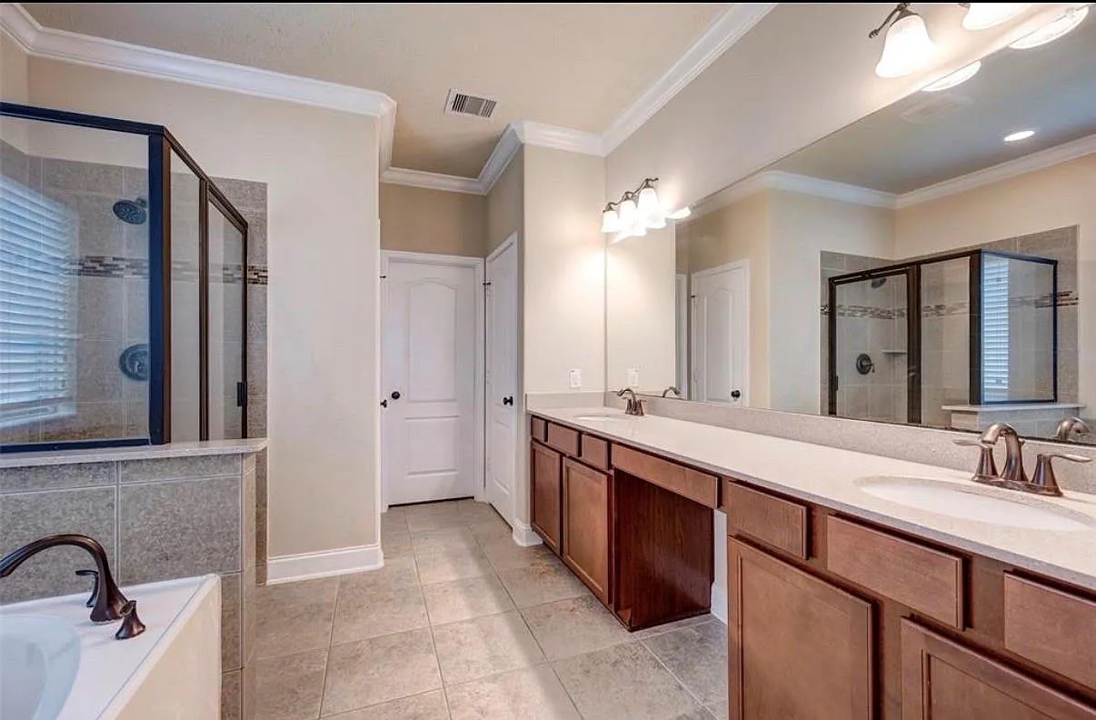 4 bed, 2.5 bath, 2570 sqft, $2,350 — Photo 4