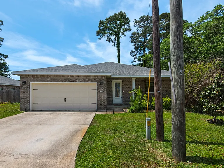 66 Brenda Ln — Photo 1