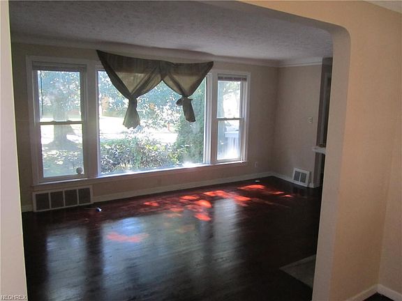 5th image of 17307 Stockbridge Ave