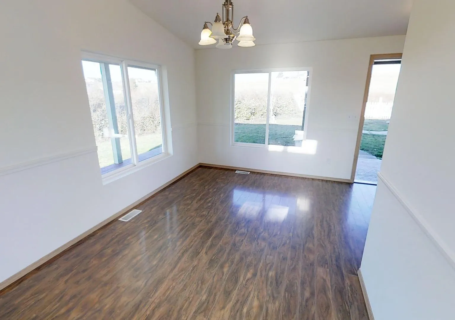 Pending Application Lovely Home With Breathtaking Views — Photo 3