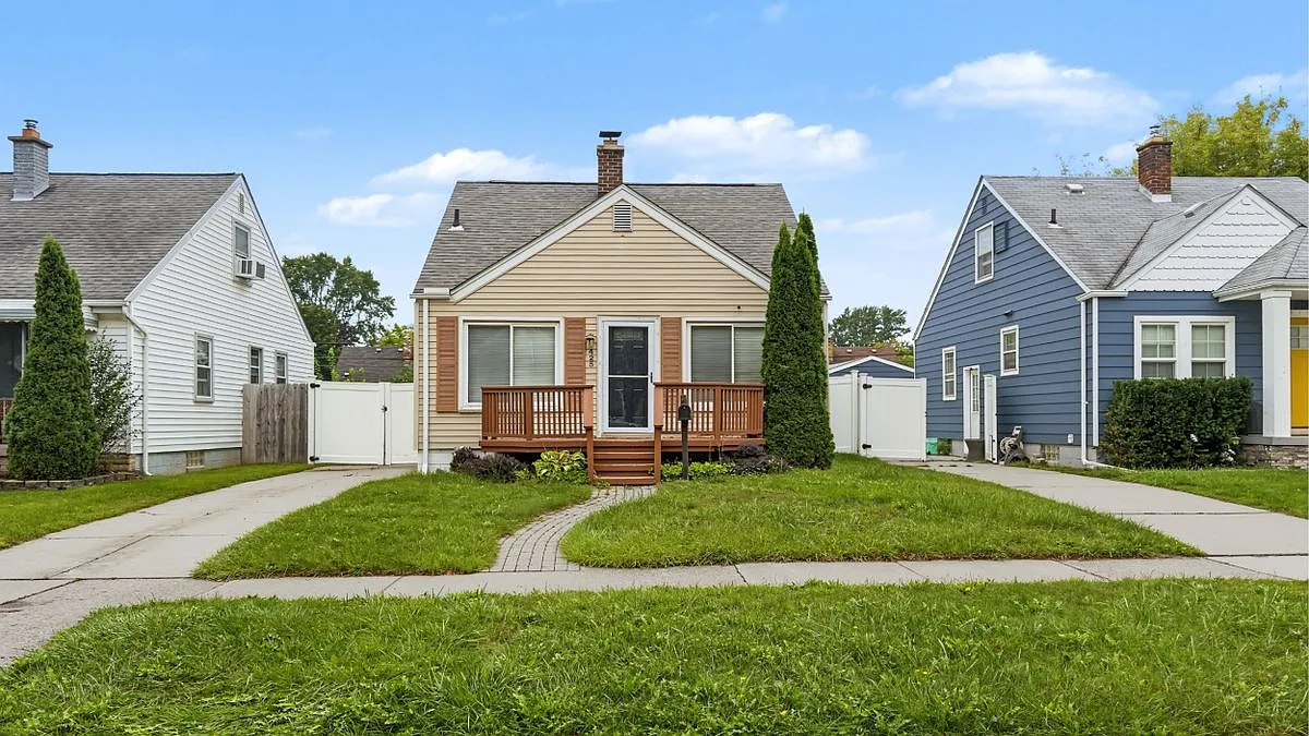 3 bed, 2.0 bath, 1378 sqft, $2,300 — Photo 1
