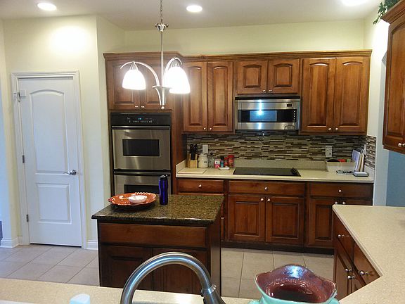 kitchen dual oven,pantry, cooktop