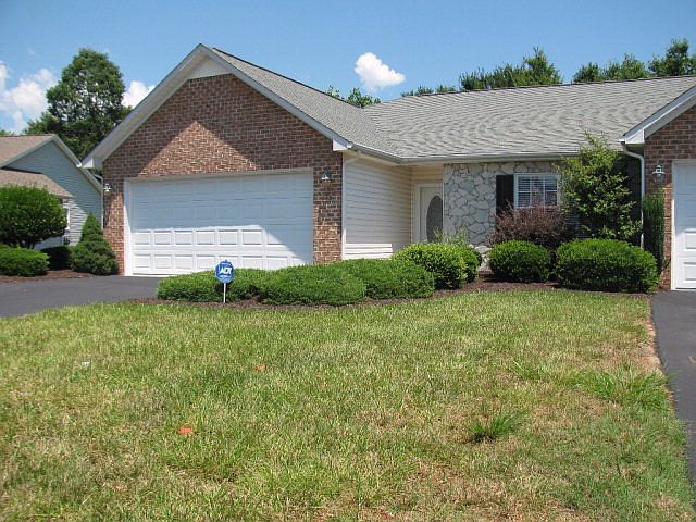 1st image of 142 Charles Towne Dr