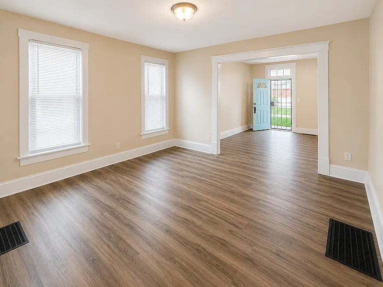 2416 S Wayne Ave — Photo 5