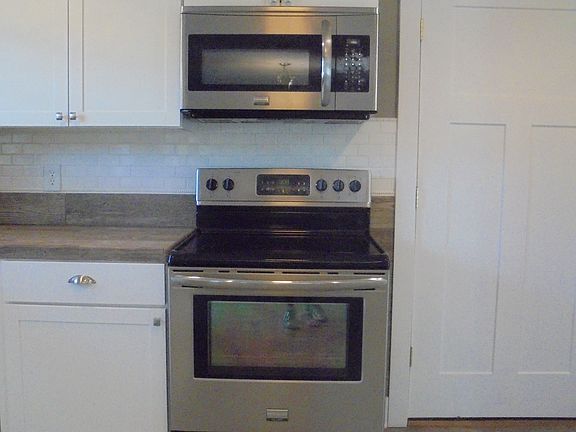 3rd image of 121 Delaware Dr