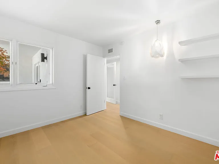 1836 N Doheny Dr — Photo 26