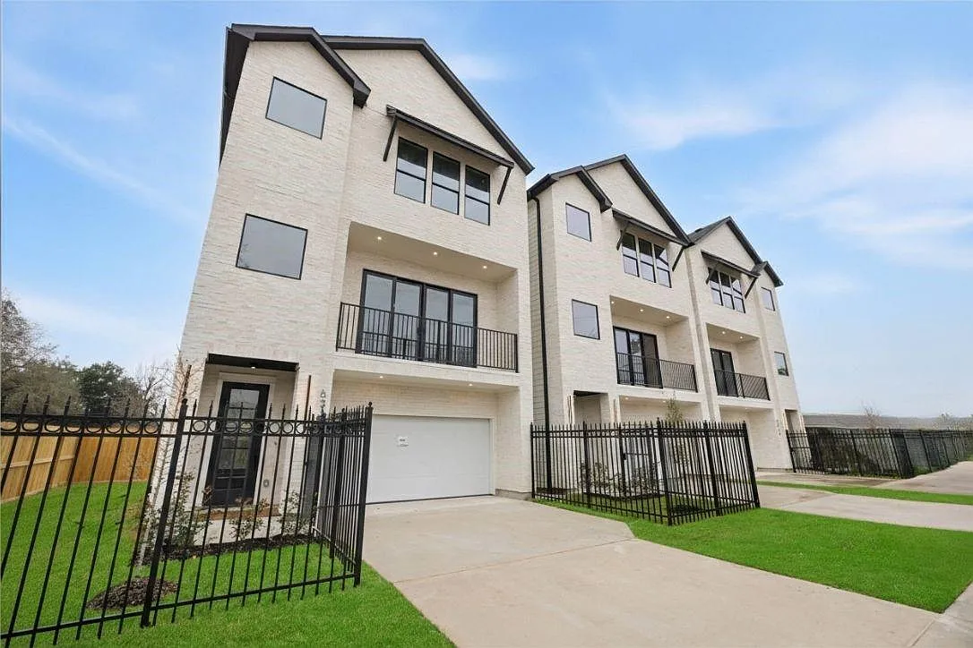 3 bed, 3.5 bath, 2401 sqft, $2,995 — Photo 3
