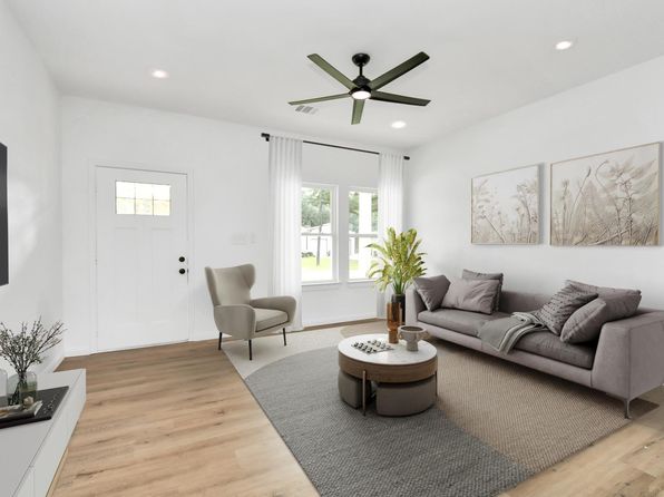 203 Spruce Ln, Daisetta, TX 77533