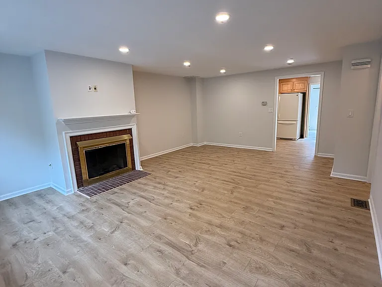 1 Barrington Dr #B — Photo 2