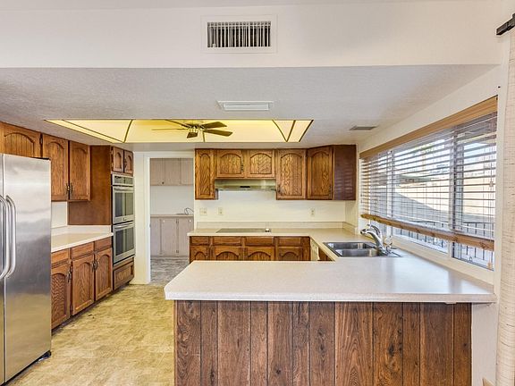 Kitchen/Breakfast Bar