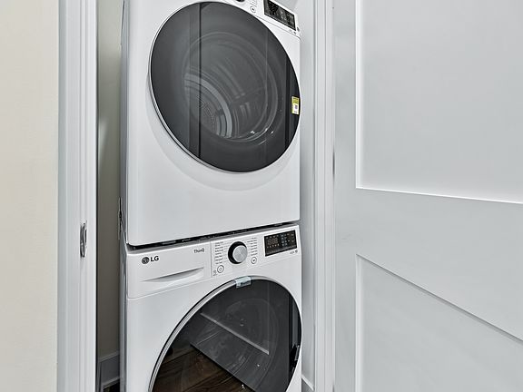5th image of 1248 W Addison St APT 2C