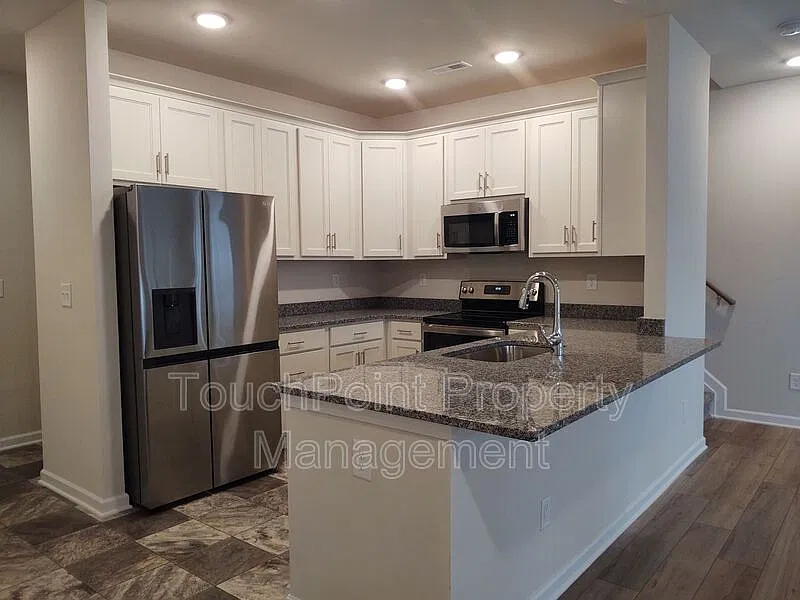3 bed, 2.5 bath, 1782 sqft, $1,900 — Photo 2