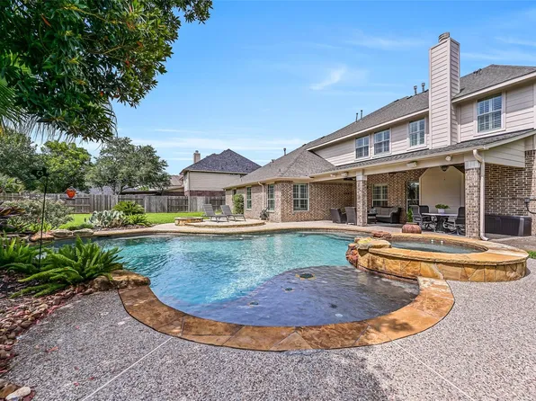 212 Falcon Lake Cir, Friendswood, TX 77546