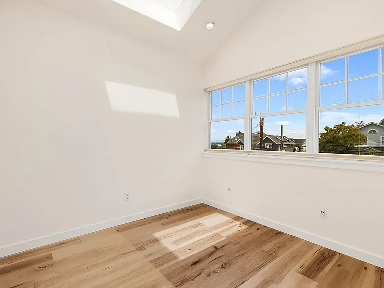 2223 11th Ave E — Photo 22