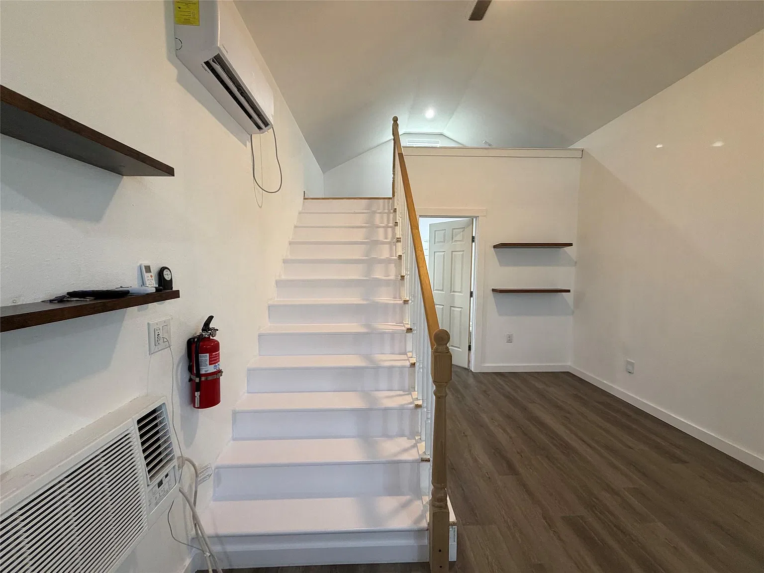 1 bed, 1.0 bath, 242 sqft, $1,800 — Photo 2