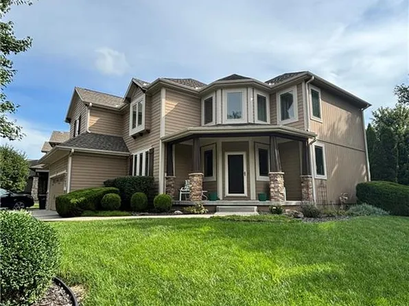 16421 S Woodstone Dr, Olathe, KS 66062