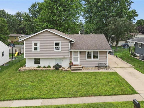 2nd image of 3828 Spruce Hills Dr