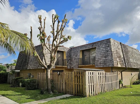 262 Woodland Rd, Palm Springs, FL 33461