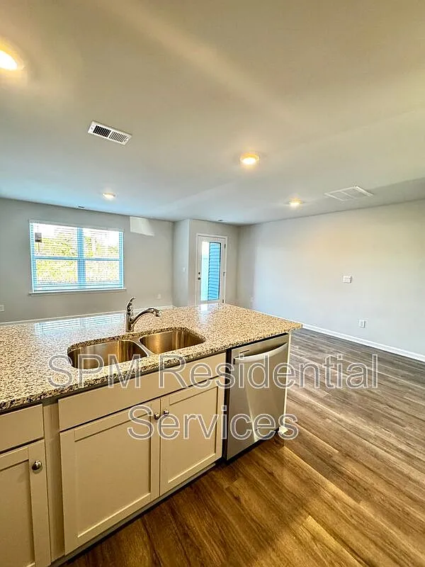 3 bed, 2.5 bath, 1554 sqft, $1,695 — Photo 4