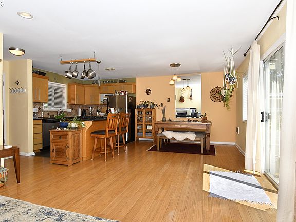 4th image of 104 SE 73rd Ave