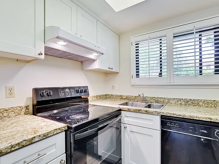 1083 N Abbott Ave — Photo 24