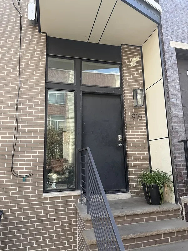 2 bed, 2.0 bath, 985 sqft, $1,900 — Photo 1
