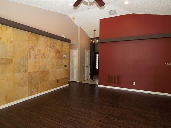5th image of 2085 Mary Sue St
