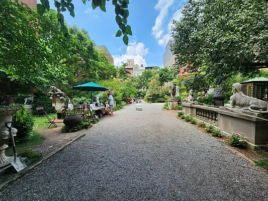 Rented by Bond New York | media 3