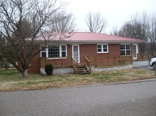 208 W 3rd St, Livingston, TN 38570