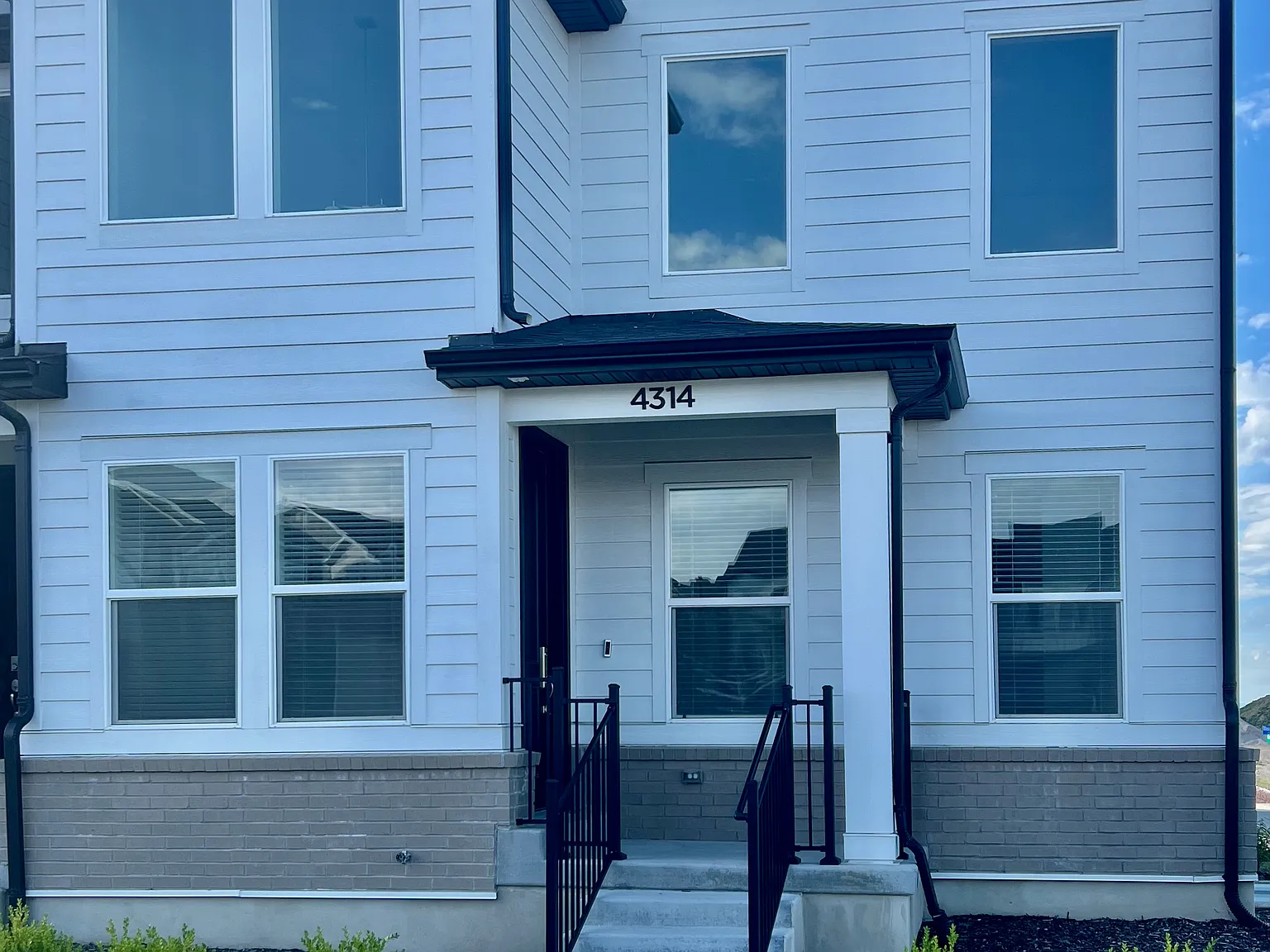 3 bed, 2.5 bath, 2381 sqft, $2,450 — Photo 1