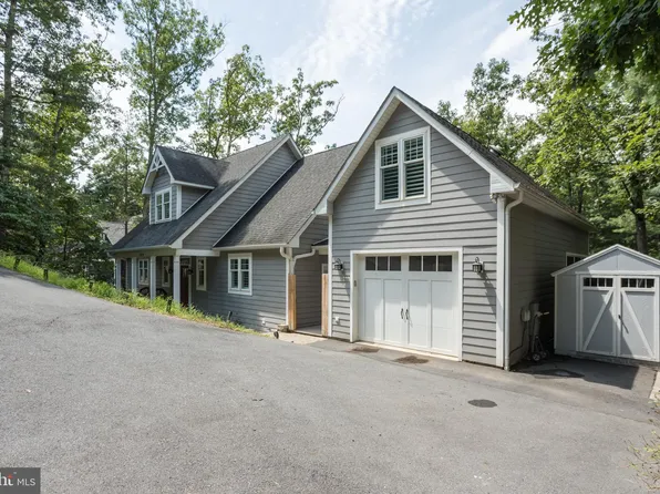 1079 Lakeview Dr, Cross Junction, VA 22625