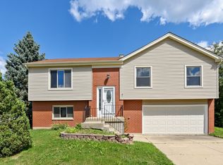 7 Glendale Ct, Streamwood, IL 60107