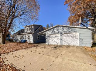 211 Arthur St SW, Cascade, IA 52033