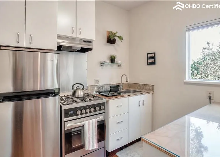 556 Vermont St — Photo 4