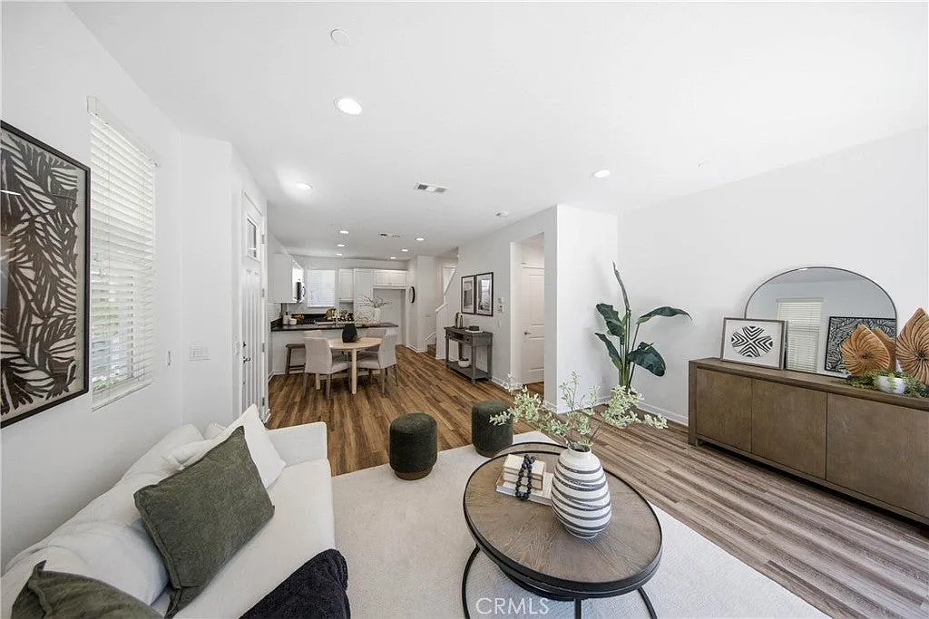 4 bed, 2.5 bath, 1762 sqft, $4,250 — Photo 3