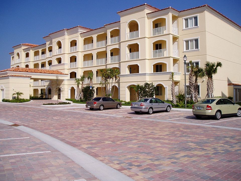 Outside of the Harbour Isle Condo