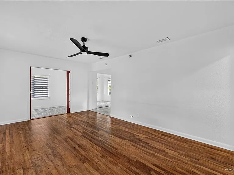 1704 Redwood Ave — Photo 5
