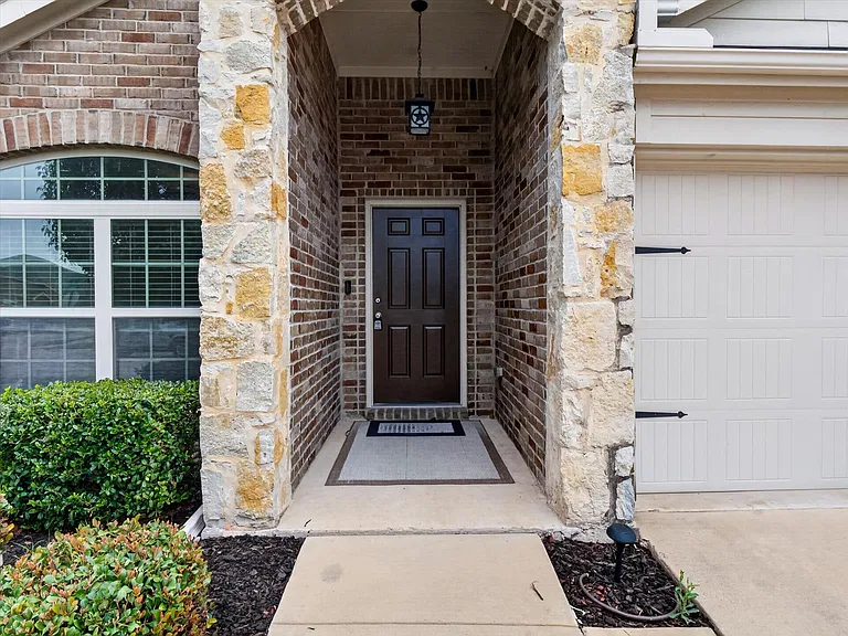 802 Platinum Dr — Photo 2