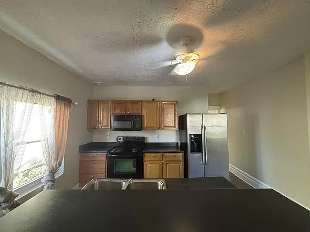 3 bed, 1.0 bath, 2884 sqft, $1,600 — Photo 2
